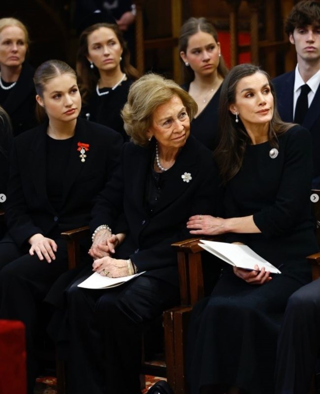 Βασίλισσα Σοφία και Λετίθια: "Βροχή" τα σχόλια από την εμφάνισή τους στην κηδεία της Ειρήνης- Τα σκαμπανεβάσματα στη σχέση τους