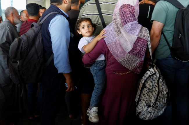 Άνοιξε για πρώτη φορά η διάβαση της Ράφα - Φεύγουν για να σωθούν από την κόλαση του πολέμου [εικόνες]