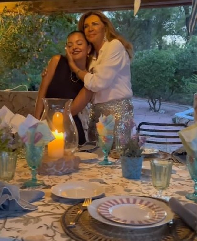 "Μου δίνει μόνο χαρές και με κάνει περήφανη": Κομψό dinner party στον Θεολόγο για την κόρη της οργάνωσε η Μιμή Ντενίση