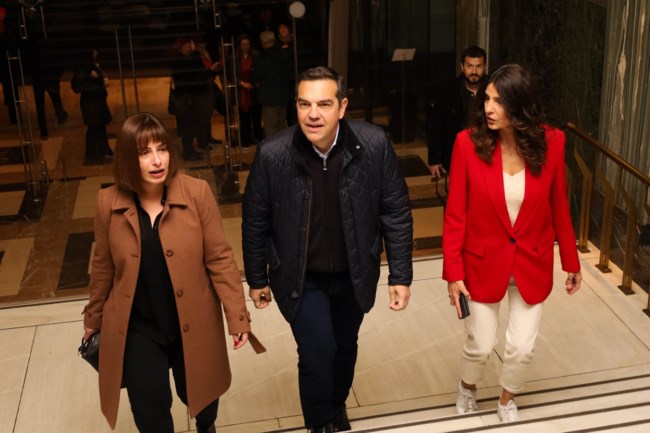 Σε συναυλία στο Παλλάς ο Τσίπρας με την Πόπη Τσαπανίδου και τη Ράνια Σβίγκου [εικόνες]