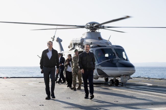 Στη φρεγάτα "Κίμων" Μητσοτάκης και Χριστοδουλίδης: "Γράφετε ιστορία" - "Είμαστε εδώ για ό,τι χρειαστεί"