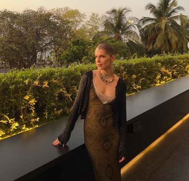 Ευγενία Νιάρχου: Με look Ινδής στη Βομβάη με extravagant κοσμήματα και υπέροχο slip dress