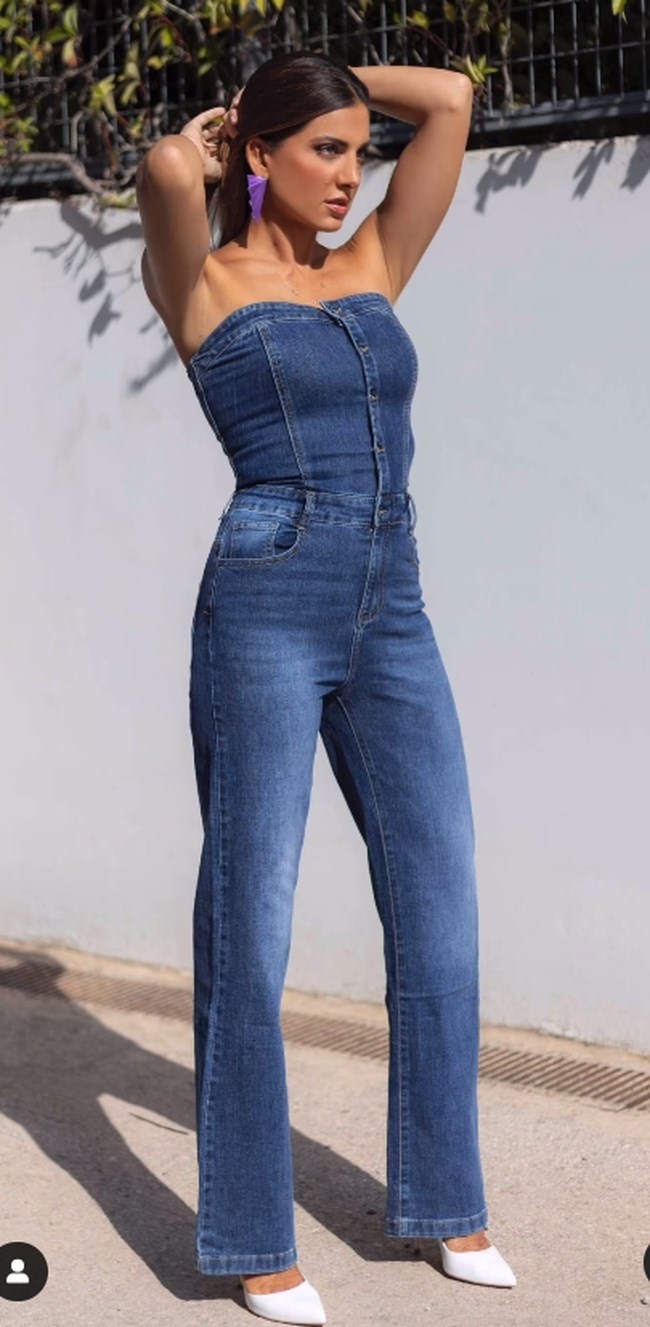 Σταματίνα Τσιμτσιλή: Το υπέροχο denim jumpsuit και η λεπτομέρεια που άλλαξε στον αέρα της εκπομπής για να το κάνει πιο θηλυκό