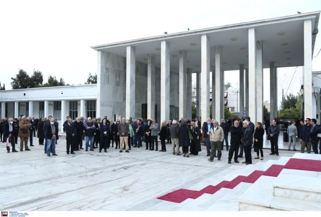 Κηδεία Βασιλικού: "Χυδαία αγνωμοσύνη, άδειο το νεκροταφείο από αριστερούς και συγγραφείς" - Καταπέλτης ο Γιανναράς