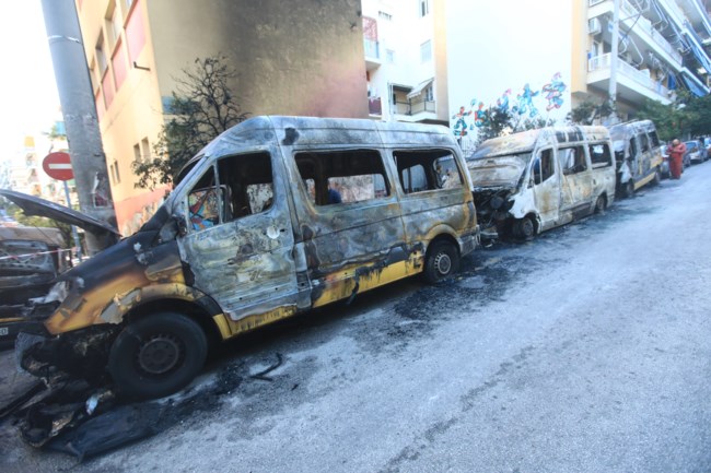 Εμπρηστική επίθεση στου Ζωγράφου: Άγνωστοι βγήκαν από την Πανεπιστημιούπολη και πυρπόλησαν σχολικά, ΙΧ και μοτοσικλέτες