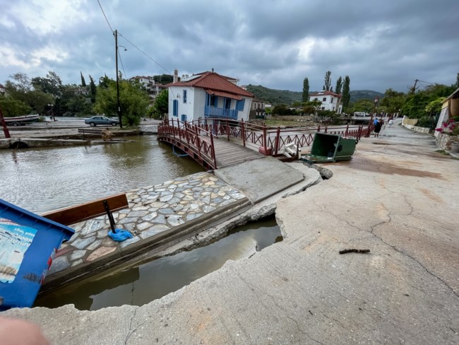 Η Καθημερινή αποκαλύπτει το αλαλούμ τις πρώτες ώρες της καταστροφής- Τα χωριά πνίγονταν, οι πυροσβέστες και ο Στρατός άφαντοι
