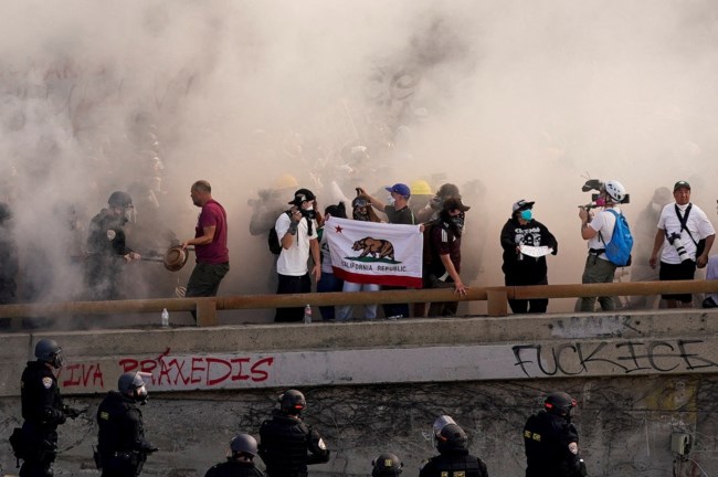 Ανάλυση CNN: Πώς οι ταραχές στο Λος Άντζελες έδωσαν την ευκαιρία στον Τραμπ να προχωρήσει σε επίδειξη ισχύος