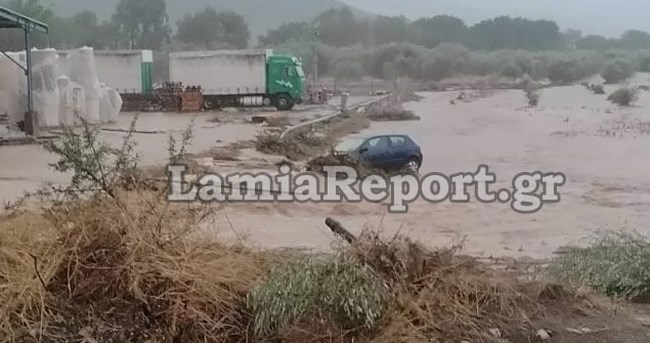 Φθιώτιδα: Χείμαρρος παρέσυρε αυτοκίνητα - "Έσπασε το ποτάμι και πλημμύρισαν τα πάντα" [εικόνες]