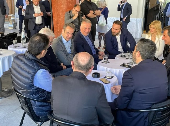 Βόλτα Μητσοτάκη στη Θεσσαλονίκη: Ο καφές με τους βουλευτές της ΝΔ, η ατάκα για το "Βέλος" και η επίσκεψη στον Τερκενλή