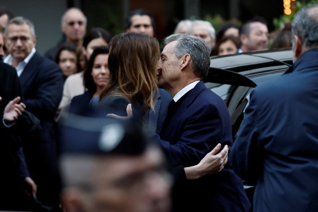 Ο Σαρκοζί μπήκε στη φυλακή: Δήλωσε αθώος, χέρι χέρι με την Κάρλα Μπρούνι - "Νικολά, σ'αγαπάμε!" του φώναζε ο κόσμος