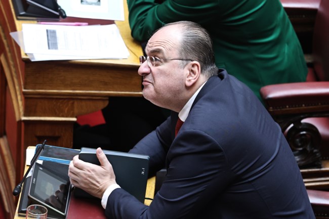 Νέα κόντρα στη Βουλή για το ναυάγιο στη Χίο: "Είστε με τους διακινητές ή με το δίκαιο;" - "Δεύτερη φύση η συγκάλυψη"