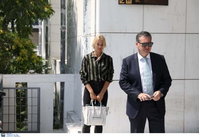 Η Βικτώρια Καρύδα στα δικαστήρια: Αρχισε η δίκη για τη δολοφονία του συζύγου της [εικόνες]