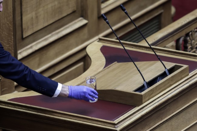 Κορονοϊός: Οι υπάλληλοι της Βουλής μόνο με γάντια στην Ολομέλεια [εικόνες]