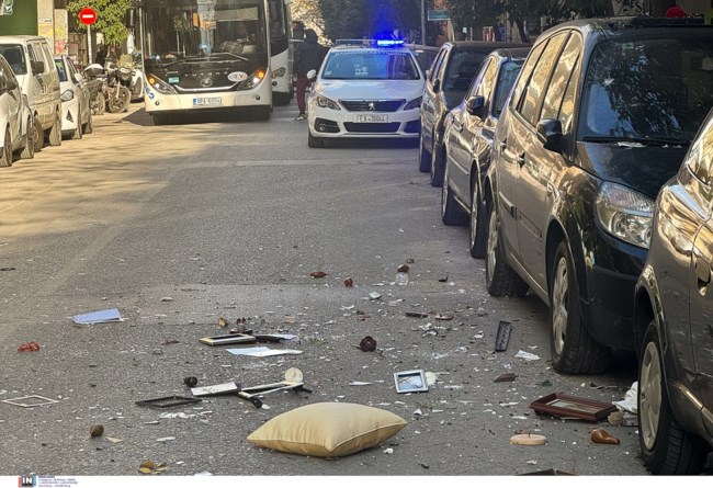 Εξάρχεια: Γυναίκα πετούσε αντικείμενα στο δρόμο από το μπαλκόνι του σπιτιού της [εικόνες]