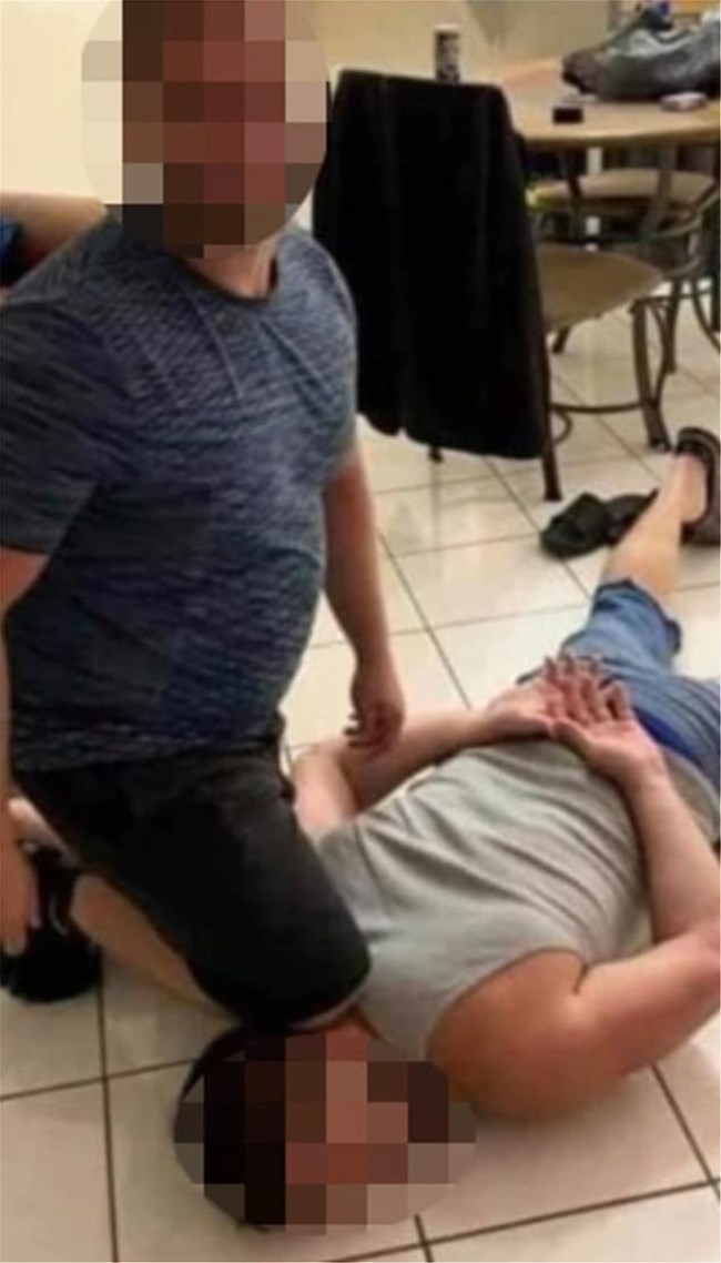 Οργή για το αηδιαστικό "George Floyd challenge" - Φωτογραφίζονται με το γόνατο πάνω στον λαιμό φίλων τους [εικόνες]