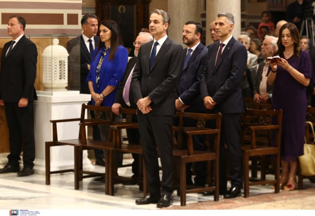 Στη Μητρόπολη Αθηνών για την Ακολουθία των Αγίων Παθών ο Κυριάκος Μητσοτάκης - Η αντίδραση του Ιερώνυμου [Εικόνες]
