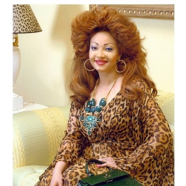 Παρίσι 2024: Ποια είναι η εντυπωσιακή κυρία με τα κόκκινα και την άφρο κόμμωση - Το Welcome friends! του Μακρόν