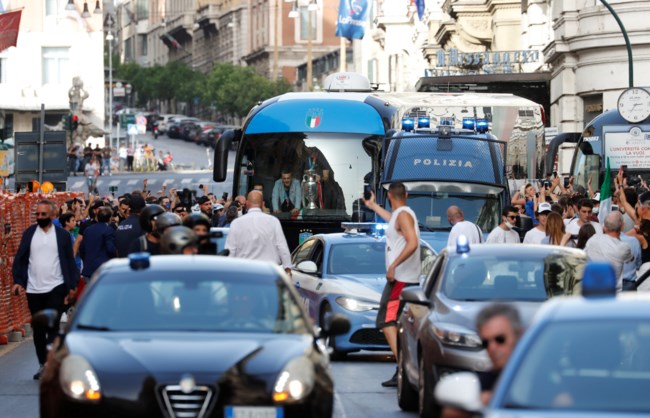 "Χάθηκε η μπάλα" στη Ρώμη: Χιλιάδες αποθέωσαν τους Πρωταθλητές Ευρώπης σε έναν...σύντομο "γύρο του θριάμβου"  [Εικόνες]