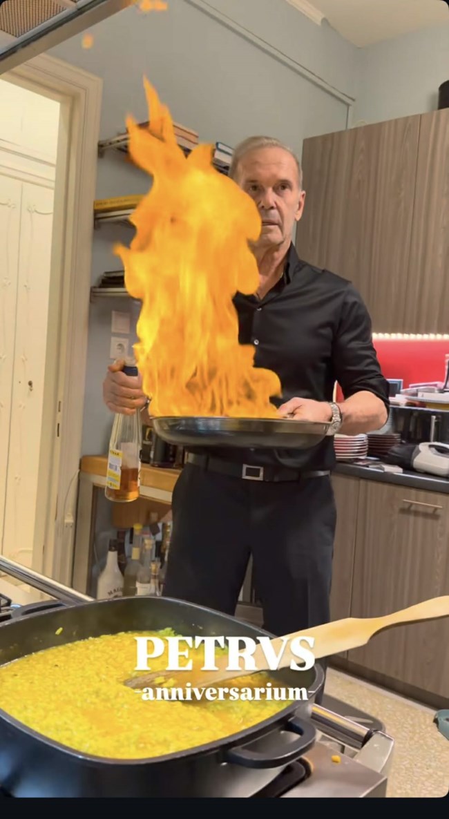 Ο Πέτρος Κωστόπουλος στην εργένικη κουζίνα του σπιτιού του