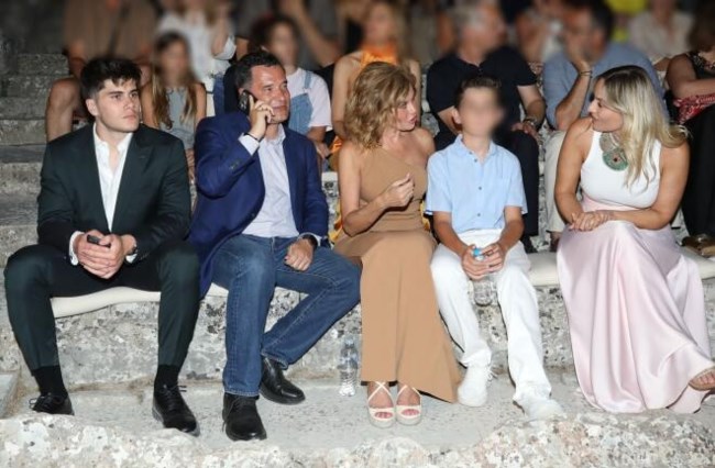 Άδωνις Γεωργιάδης - Ευγενία Μανωλίδου: Σπάνιο στιγμιότυπο με τους γιους τους στην Επίδαυρο