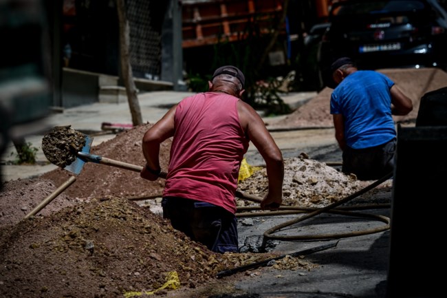 Καύσωνας: Υποχρεωτική παύση εργασιών σε εξωτερικούς χώρους, τι ισχύει για τηλεργασία και delivery - Ποια σχολεία είναι κλειστά