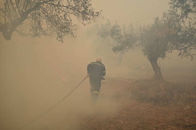 Πυρκαγιές: Σε ύφεση σε Κερατέα - Υπό μερικό έλεγχο στον Κουβαρά - Ακραίος κίνδυνος πυρκαγιάς αύριο