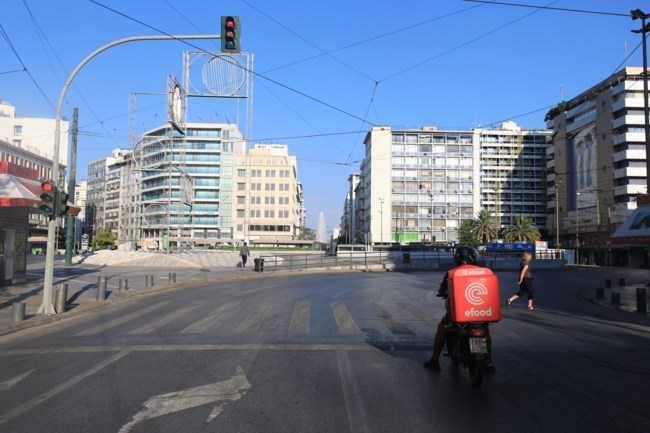 Έρημη πόλη η Αθήνα ανήμερα του Δεκαπενταύγουστου - Άδειοι δρόμοι μετά την έξοδο των αδειούχων [εικόνες]