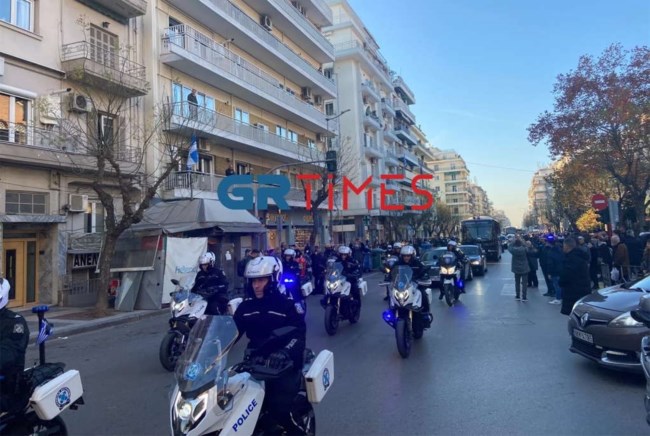 Γιώργος Λυγγερίδης: Συγκινητικές στιγμές στην ταφή - Τιμητικές βολές υπό την ιαχή "Αθάνατος" από τους συναδέλφους του [Εικόνες - Βίντεο]