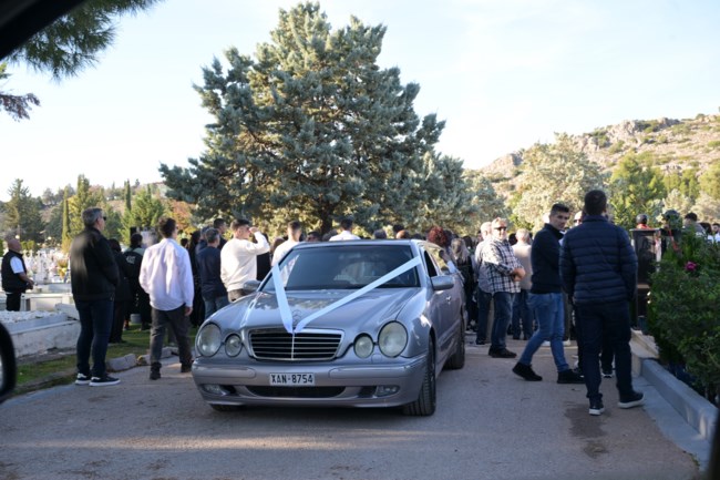 Χαλκίδα: Βαρύ πένθος στην κηδεία του 20χρονου Μάριου - Ντυμένοι στα λευκά οι φίλοι του [εικόνες - βίντεο]