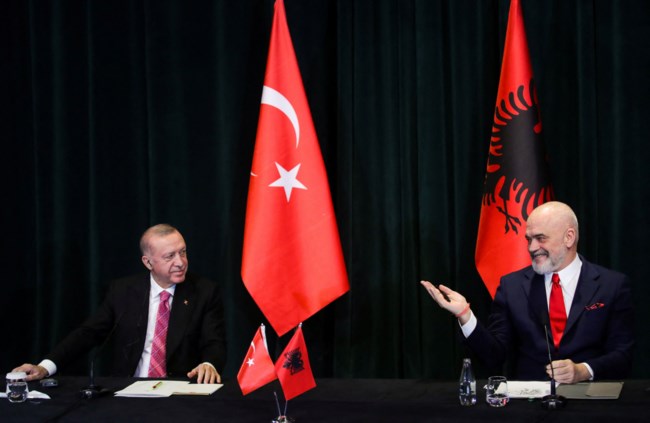 Άφωνος ο Ερντογάν μπροστά στο χειροποίητο έργο τέχνης που του χάρισε ο καλλιτέχνης... πρωθυπουργός της Αλβανίας Εντι Ράμα