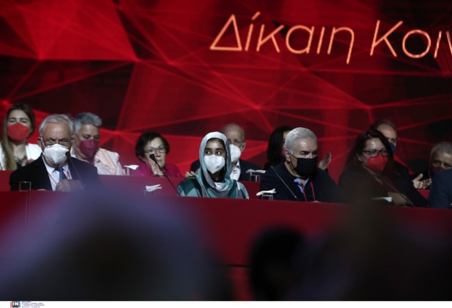 Αυτό είναι το τιμητικό προεδρείο στο 3ο συνέδριο του ΣΥΡΙΖΑ - Τα 24+1 πρόσωπα