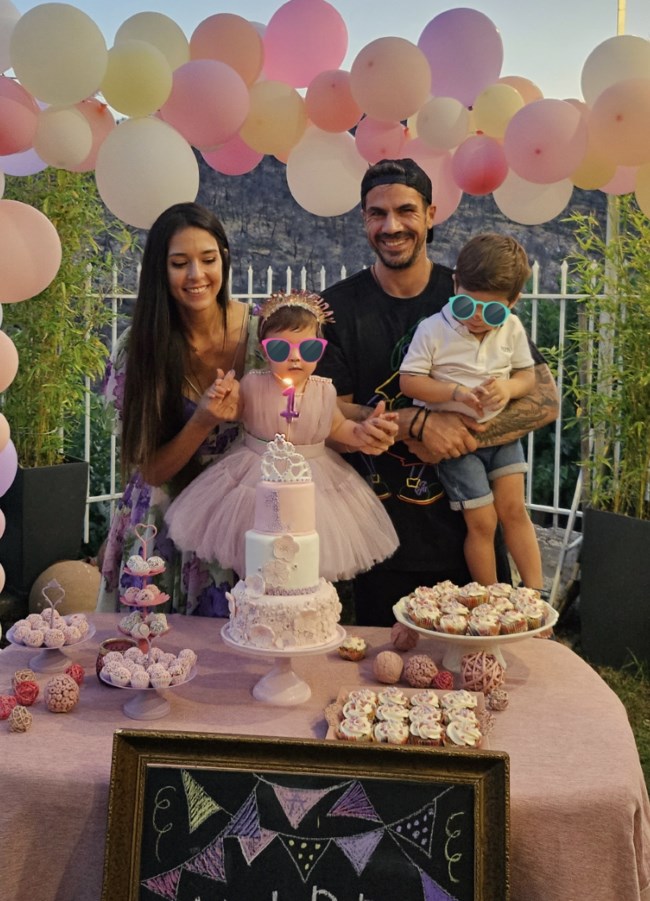 Άκης Πετρετζίκης: Η κόρη του έγινε ενός έτους και της έφτιαξε τούρτα υπερπαραγωγή - Εικόνες