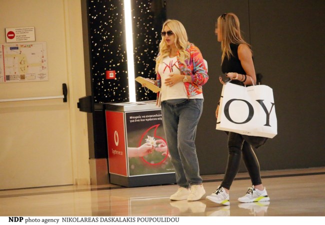 Κωνσταντίνα Σπυροπούλου: Για ψώνια με τσάντα Yves Saint Laurent και sneakers λίγο πριν γεννήσει [εικόνες]