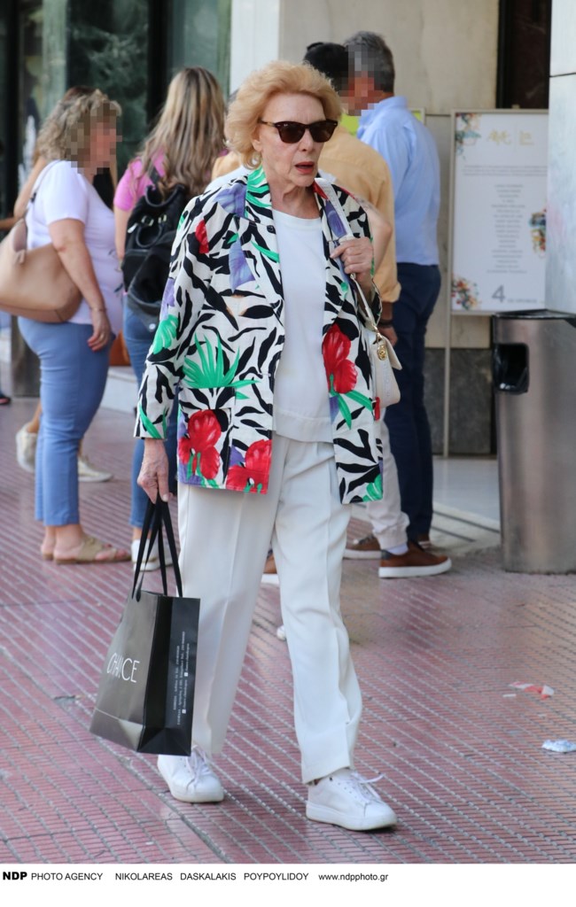 Μαθήματα μόδας από την 89χρονη Μάρω Κοντού: Στιλάτη με total white και απίθανο φλοράλ μπλέιζερ στην Αθήνα