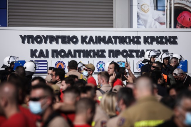 Κλειστή η λεωφόρος Κηφισίας: Συγκέντρωση εποχικών δασοπυροσβεστών έξω από το υπουργείο Πολιτικής Προστασίας [εικόνες]