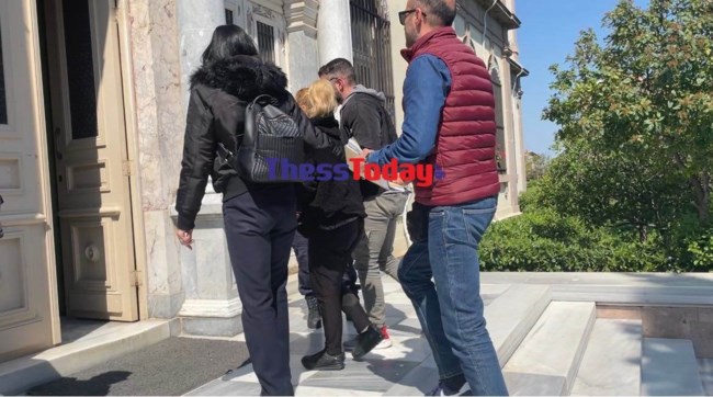 Μυτιλήνη: Αυτή είναι η γυναίκα που πυρπόλησε τον άντρα της - Οδηγήθηκε στον εισαγγελέα [εικόνες]