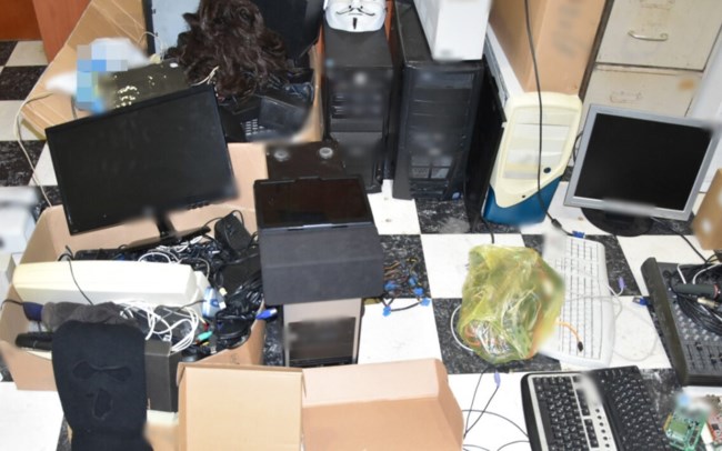 Σπείρα ανηλίκων είχε "γδύσει" ολόκληρο σχολείο στη Φωκίδα – Με λάπτοπ και tablet στα σπίτια τους
