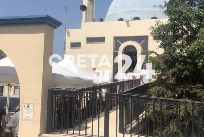 Κρήτη: Ράκος η οικογένεια και οι φίλοι του 22χρονου Αντώνη στην κηδεία του - Τον αποχαιρέτησαν ντυμένοι στα λευκά