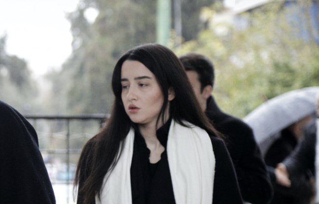 Η κόρη του Θάνου Μικρούτσικου στο πιάνο του πατέρα της ετοιμάζει τη συναυλία στη μνήμη του [εικόνες]