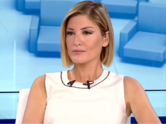 Τα μονόχρωμα, τα έντονα και τα παστέλ: Οι κυρίες της ενημέρωσης γέμισαν χρώμα τις οθόνες μας