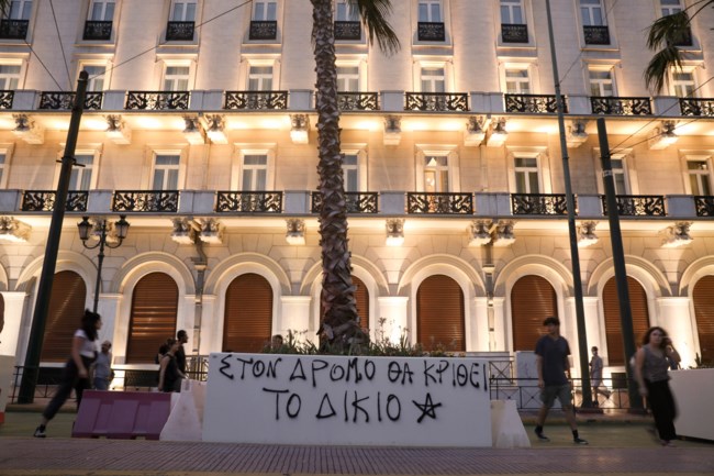 Ο δήμος Αθηναίων έσβησε τα συνθήματα από τις βανδαλισμένες ζαρντινιέρες - Μπακογιάννης: Ματαιοπονούν [εικόνες - βίντεο]