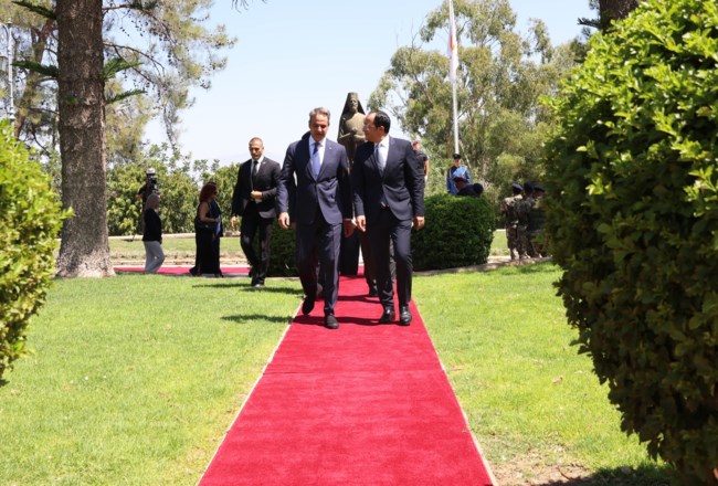 Στην Κύπρο ο Μητσοτάκης - Κατέθεσε στεφάνι στον Τύμβο της Μακεδονίτισσας, συνάντηση με Χριστοδουλίδη στο Προεδρικό Μέγαρο