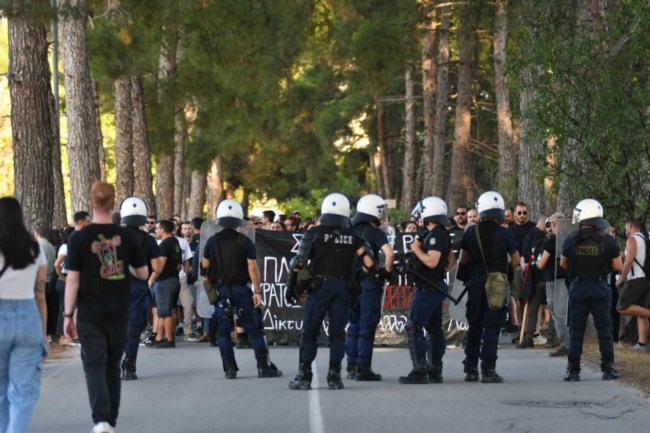 Λάρισα: Ένταση και χημικά έξω από την Περιφέρεια Θεσσαλίας κατά την άφιξη του Μητσοτάκη - Τραυματίες 6 αστυνομικοί