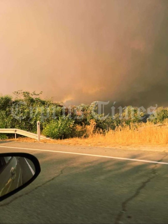 Πύρινη λαίλαπα στην Κύπρο: Κάηκαν σπίτια, εκκενώθηκαν χωριά βόρεια της Λεμεσού [βίντεο - εικόνες]