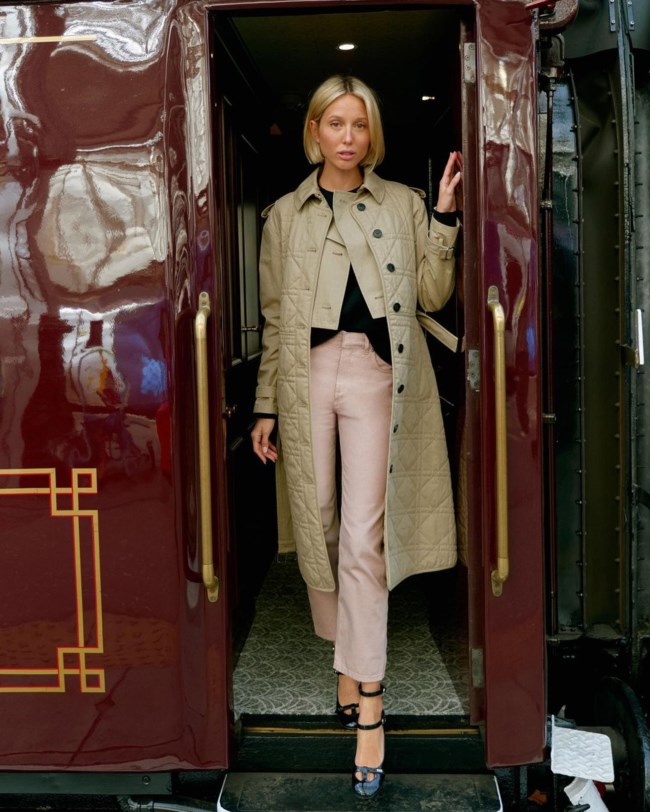 Μαρία Ολυμπία: Μούσα του Dior με υπέροχο Trench Coat αξίας €3,900 και μαύρες μπαλαρίνες του οίκου