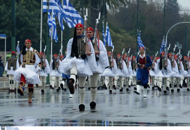 Μουντός ο καιρός σήμερα με συννεφιά και σκόνη - Ποιες παρελάσεις θα γίνουν με βροχή