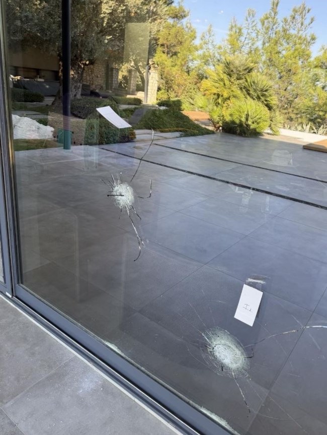 Απίστευτο σκηνικό στη Ρόδο: "Γάζωσαν" με 14 σφαίρες σπίτι επιχειρηματία και άφησαν μαύρο στεφάνι στην είσοδο