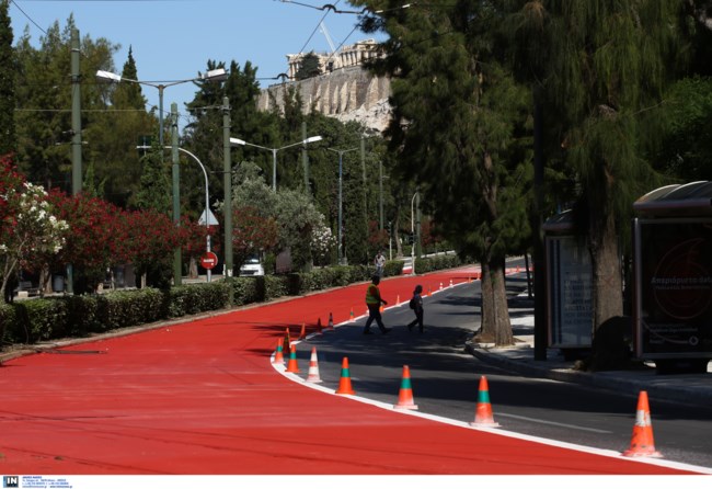 Μεγάλος Περίπατος της Αθήνας: Άρχισαν οι πρώτες παρεμβάσεις - Έβαψαν με κόκκινο τους δρόμους [εικόνες]