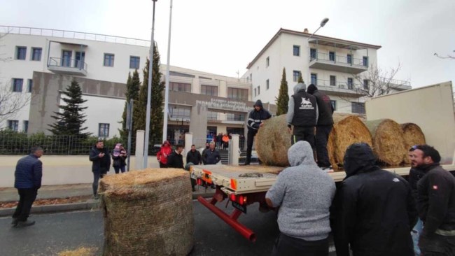 Αγρότες πέταξαν άχυρα και κοπριά έξω από το κτήριο της Περιφέρειας Δυτικής Μακεδονίας - Πού συνεχίζουν τις κινητοποιήσεις