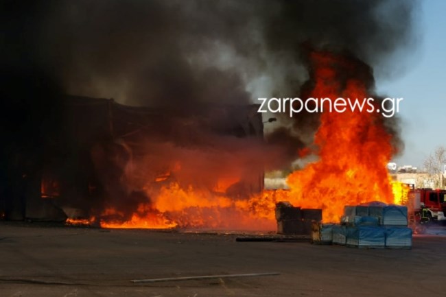 Χανιά: Mεγάλη φωτιά σε μεταφορική εταιρεία - Ακούγονται εκρήξεις [Εικόνες]